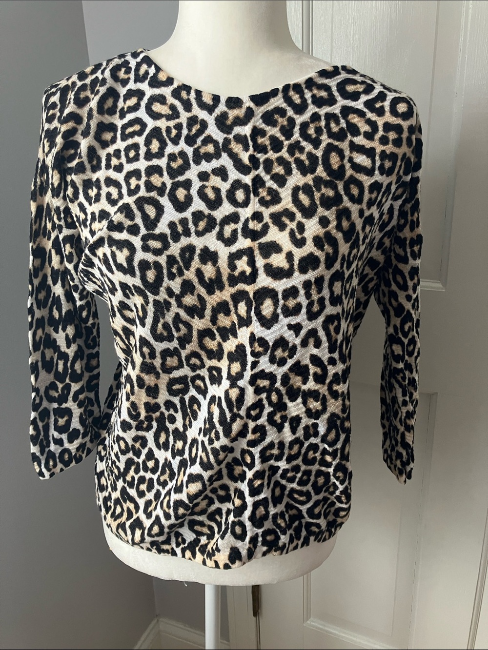 Chicos leopard print lightweight three-quarter sleeve sweater EUC size 1 M 8